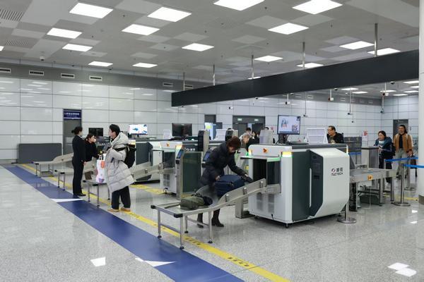 郑州机场升级“无感通关”：行李8秒内完成机检