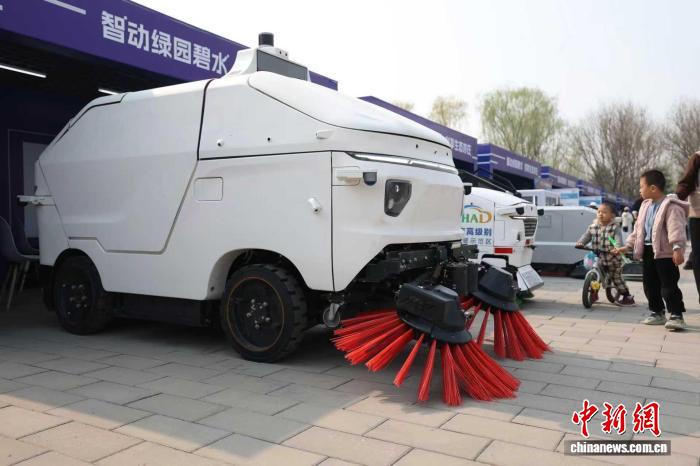 机器人“园丁”在京上岗 打造“赛事+订单”特色产业路径