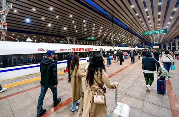 高铁“减重专列”首发：“流动健康科普站”驶入万里铁道 回应职场人肥胖困境