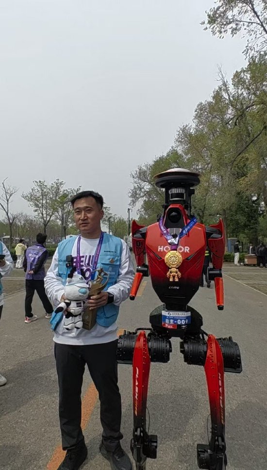 荣耀机器人团队谈“夺冠”秘诀：奔着“冠军”来，但包揽“冠亚季军”出乎意外
