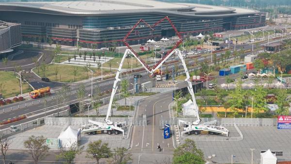 “苏超”铁臂“比心”硬核浪漫背后……