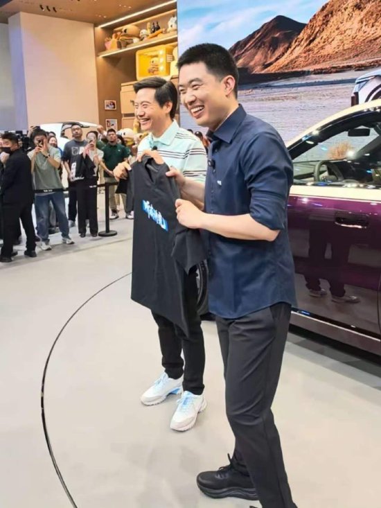 雷军到访理想汽车展台玩梗，赠送李想“听我讲完”T恤