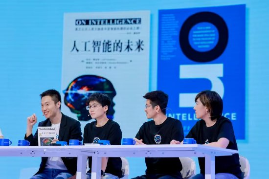 Momenta R7强化学习世界模型量产首发，曹旭东：世界模型与强化学习构成物理AI两大核心支柱