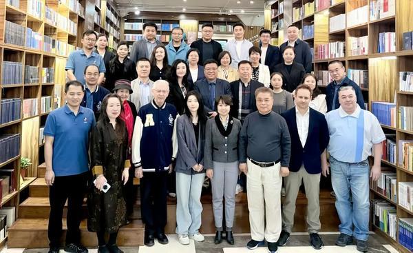 UWEE国际出版与版权合作研讨会暨新书《留学还“有用”吗》首发式在新华书店总店举行