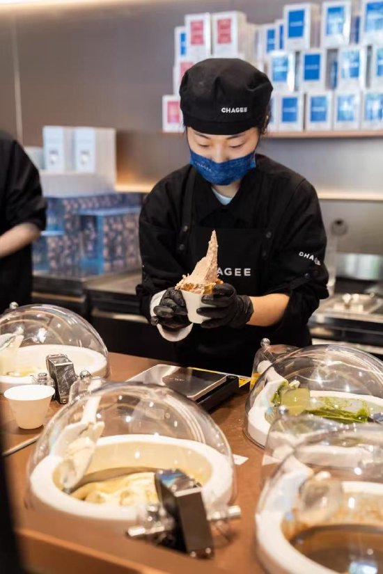 国际茶日上线4款特调茶，霸王茶姬geelato官宣5城9店
