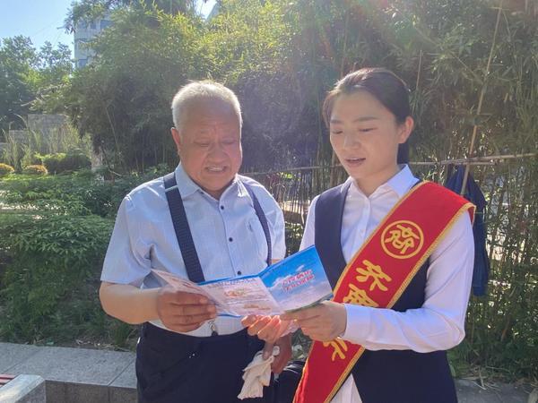 临淄支行下沉服务重心，组织工作人员走进社区、广场、校园及医院，搭建线下宣传点，面向群众、教职工、医护人员发放宣传资料，面对面解读《信访工作条例》核心内容、合法信
