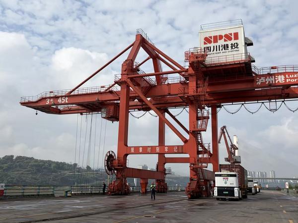 走一线企业 看税收合规｜探访企业一线：以合规经营托举长江上游“强港梦” “智造”企业以合规促转型