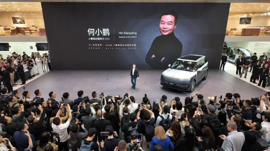 小鹏：飞行汽车“陆地航母”已获7000台订单，人形机器人IRON有望今年实现量产