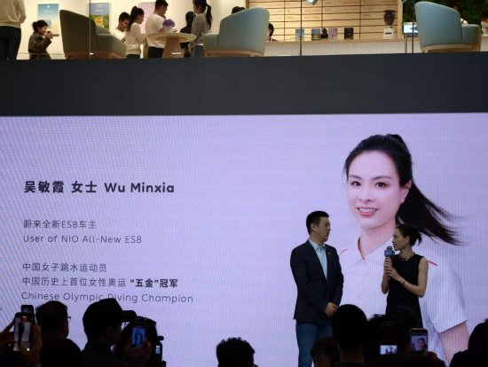 蔚来李斌交付首辆ES8玄金版，车主为奥运“五金”运动员吴敏霞