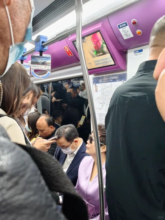 王传福夫妇坐地铁参加北京车展被偶遇，网友：绿色出行