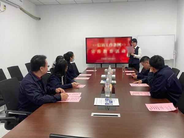 新建东路支行以母亲节为契机，走进轻工职业学院，依托党建共建开展主题活动，在送上节日祝福的同时，宣讲《信访工作条例》及反诈知识，一对一解答师生信访疑问，深化银校共