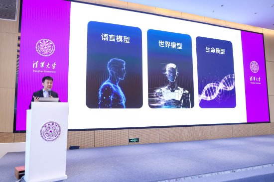 百川智能发布新一代医疗大模型M4与AI家庭医生百小医，王小川：AI真正进入医疗必须依靠医疗增强大模型